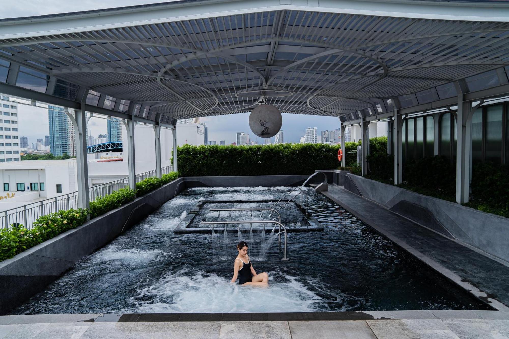 The Salil Hotel Riverside Bangkok Bagian luar foto The rooftop pool at The Standard, Bangkok Sukhumvit