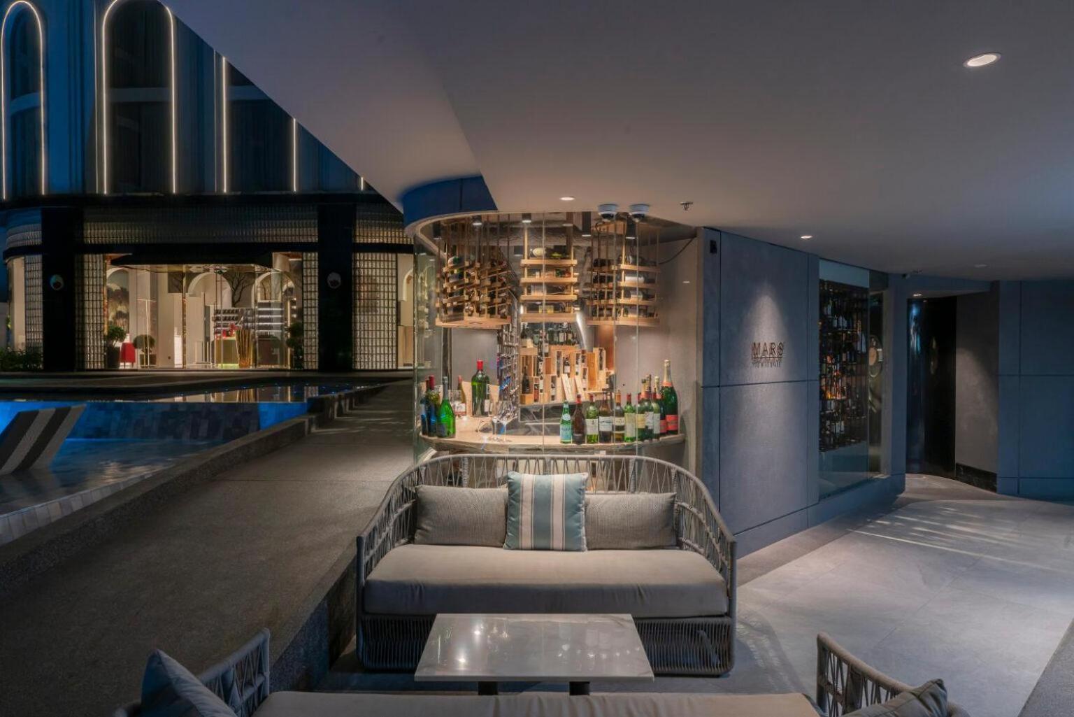 The Salil Hotel Riverside Bangkok Bagian luar foto The bar at the 101 bar