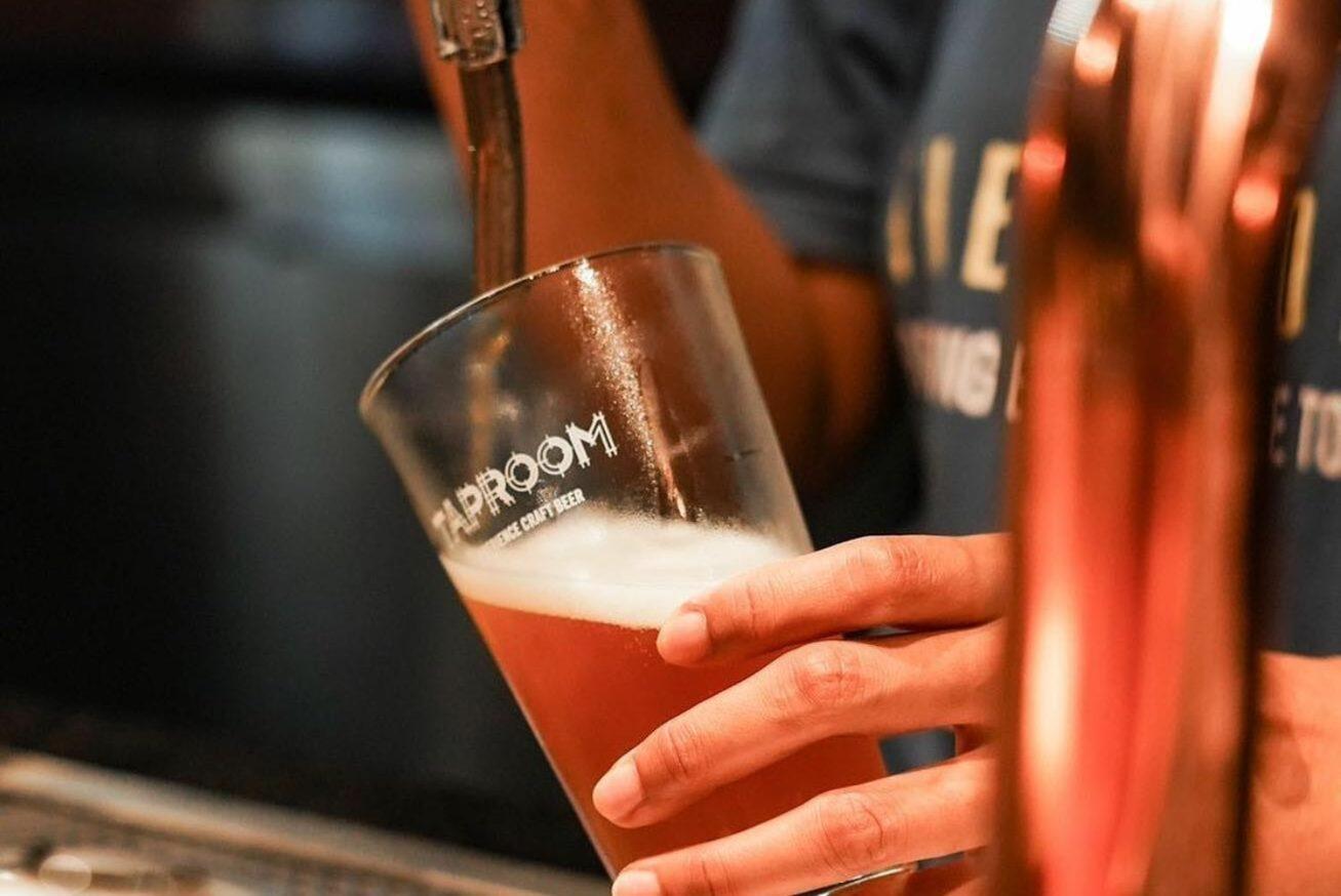 The Salil Hotel Riverside Bangkok Bagian luar foto Beer being poured