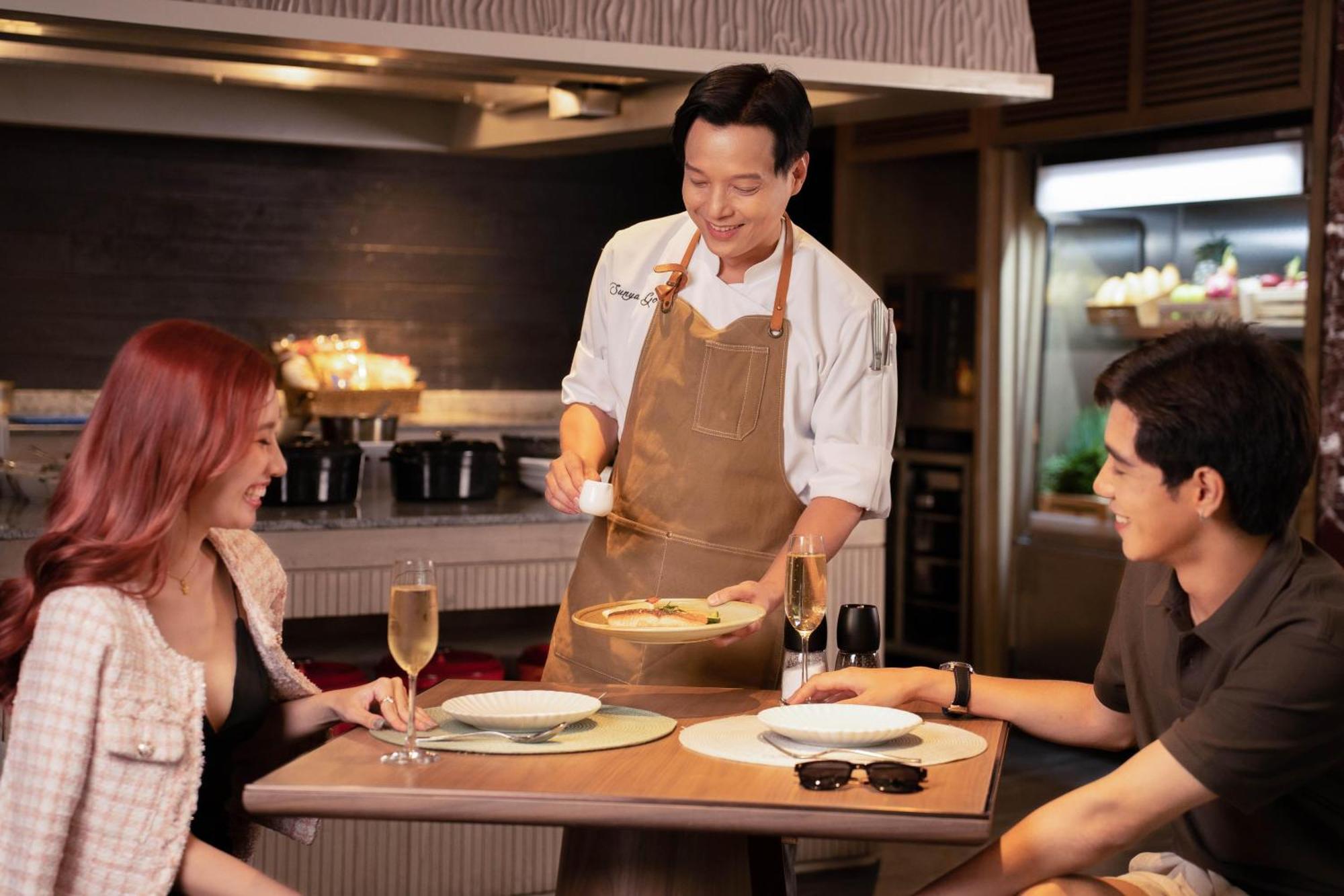 The Salil Hotel Riverside Bangkok Bagian luar foto Chef preparing food for guests