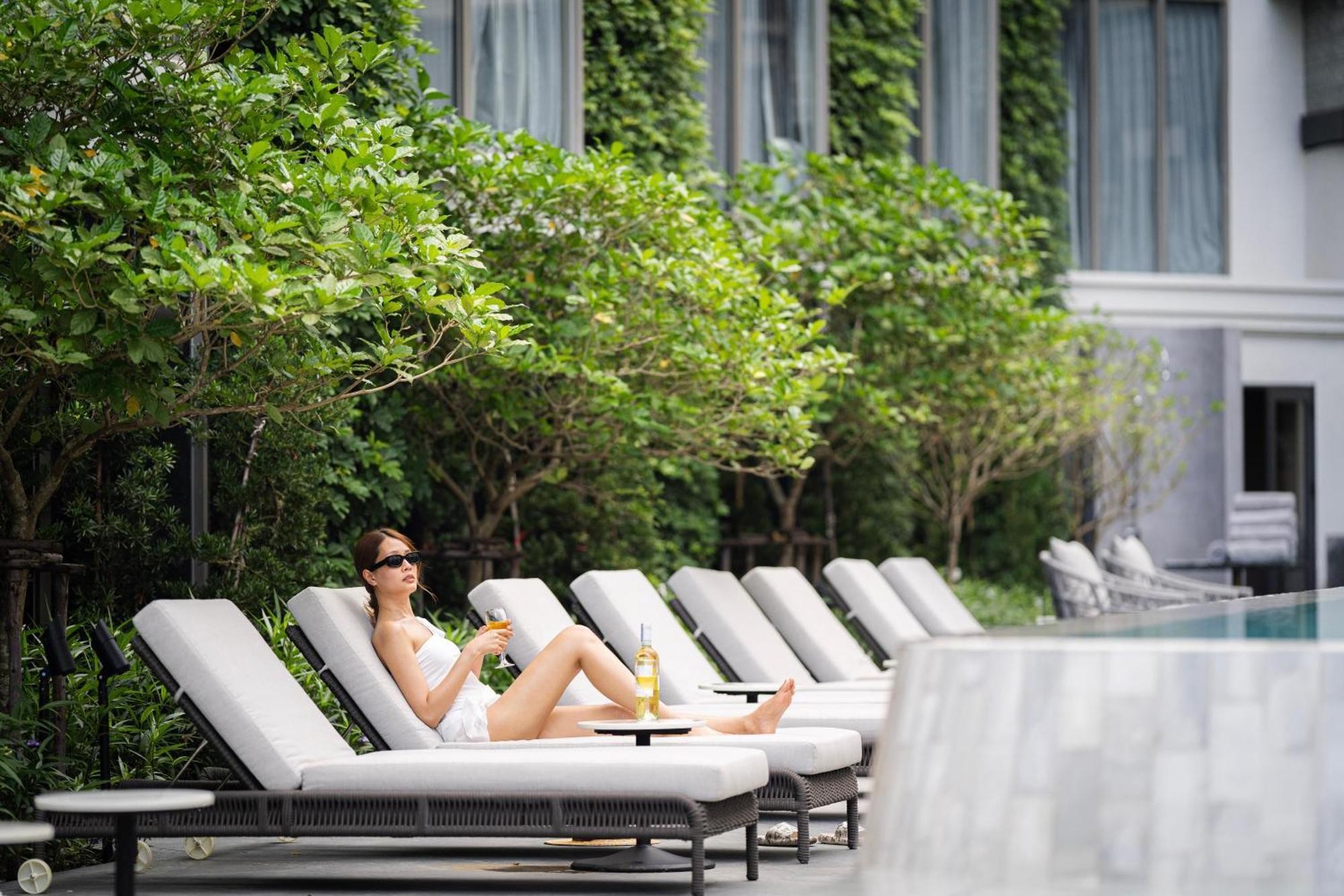 The Salil Hotel Riverside Bangkok Bagian luar foto The Pool at The Hari