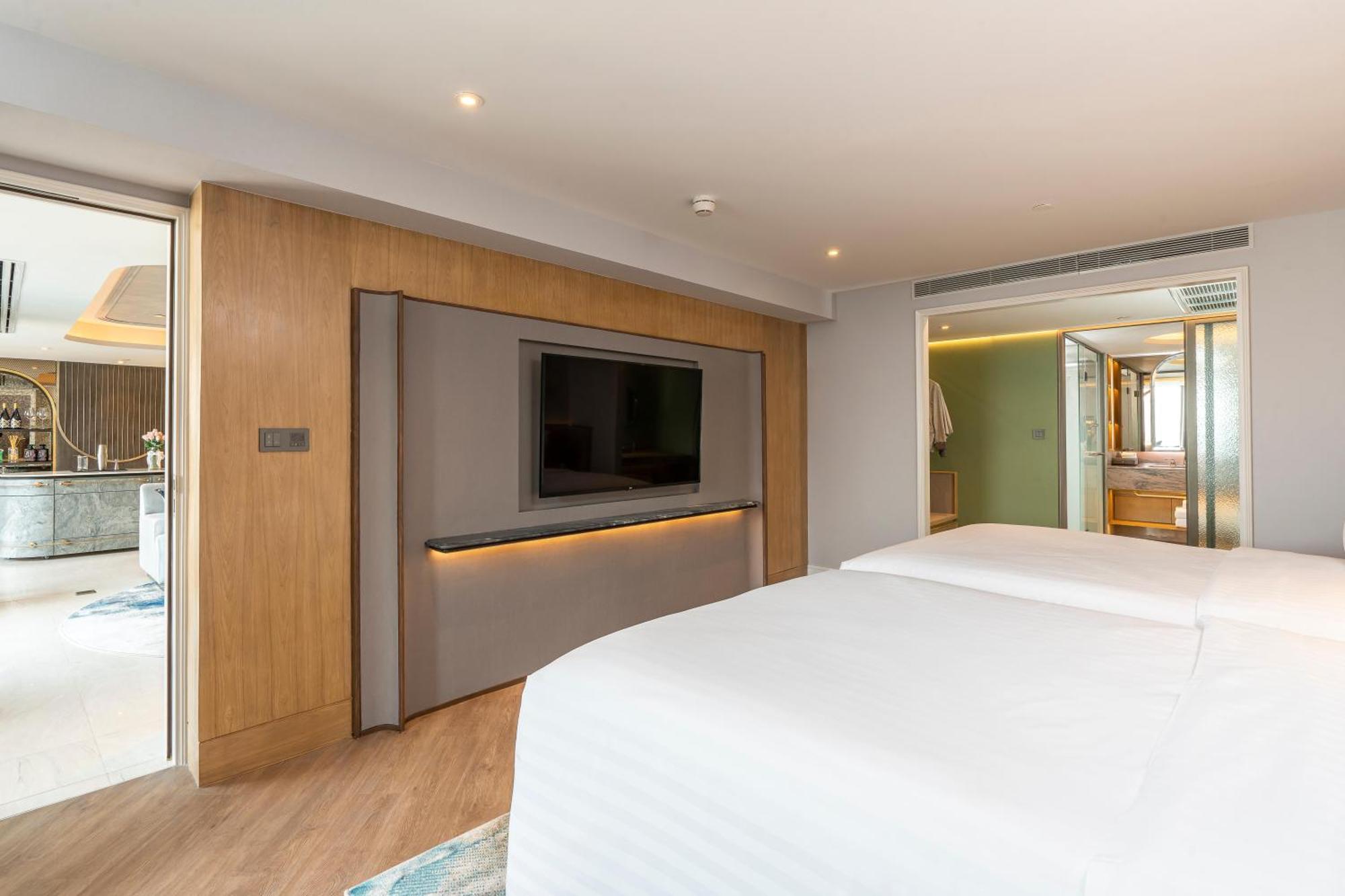 The Salil Hotel Riverside Bangkok Bagian luar foto A bedroom at the hotel